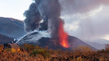 Novo fluxo de lava em La Palma destrói tudo em seu caminho