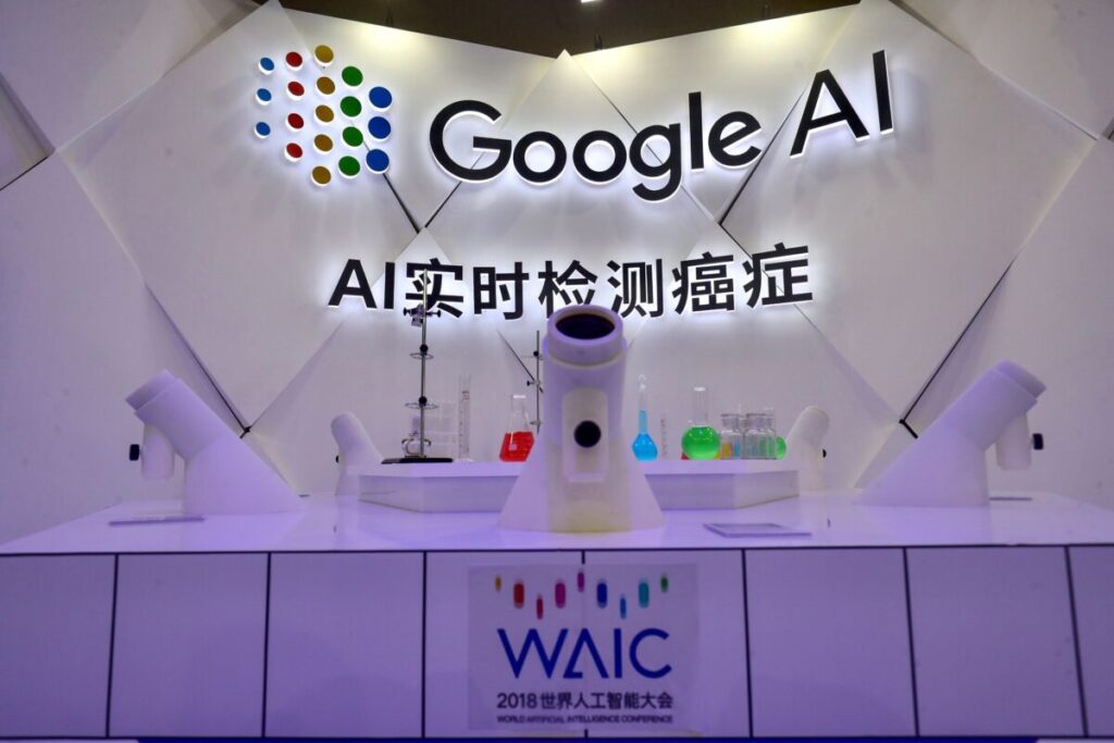 Microscópio de rastreamento de câncer da IA do Google é visto durante a Conferência Mundial de Inteligência Artificial de 2018 (WAIC 2018) em Xangai no dia 18 de setembro de 2018 (STR / AFP via Getty Images)