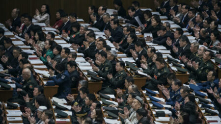 Sistema político chinês cria diplomatas como  ‘guerreiros lobos’ segundo autor