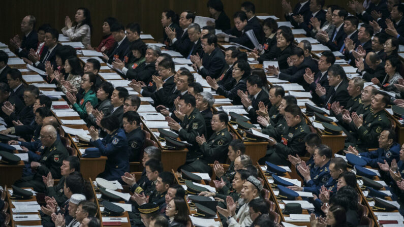 Delegados aplaudem durante a terceira sessão plenária da legislatura fantoche da China (o Congresso Nacional do Povo) no Grande Salão do Povo em Pequim no dia 12 de março de 2019 (Kevin Frayer / Getty Images)
