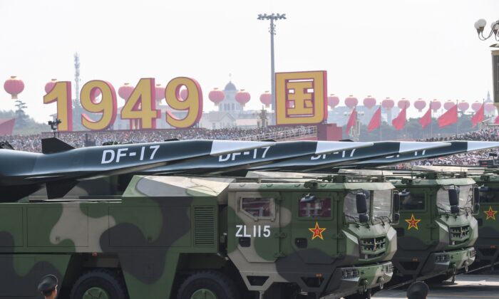 Veículos militares do Partido Comunista Chinês transportando mísseis DF-17 participam de um desfile militar na Praça Tiananmen, em Pequim, em 1º de outubro de 2019 (Greg Baker / AFP via Getty Images)
