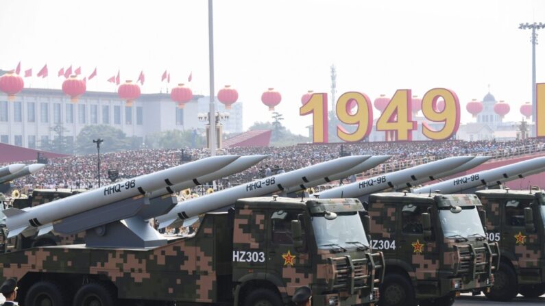 Veículos militares transportando mísseis terra-ar HHQ-9B, participam de um desfile militar na Praça Tiananmen de Pequim em 1º de outubro de 2019 (Greg Baker / AFP via Getty Images) 