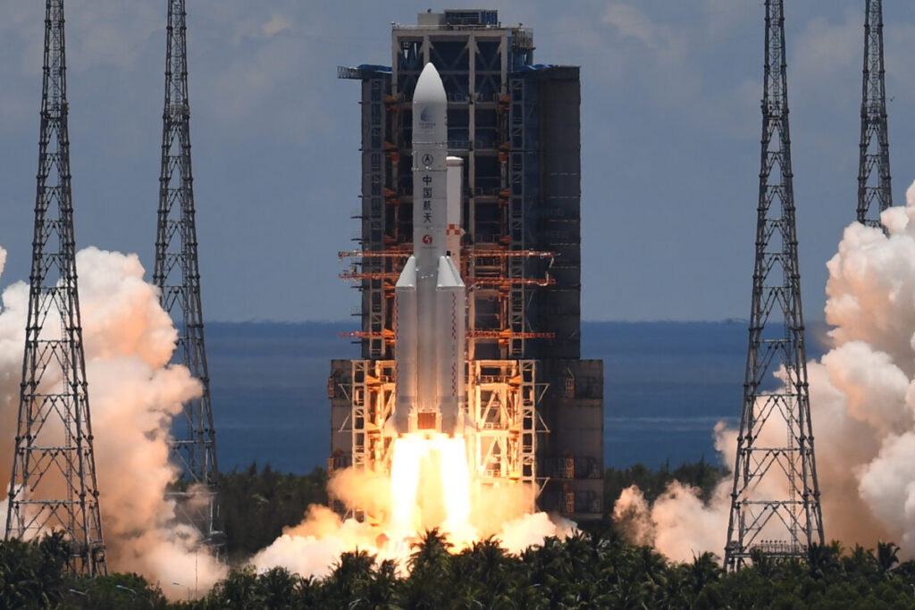 Um foguete Long March-5, carregando um orbitador, sonda e rover como parte da missão Tianwen-1 a Marte, decola do Centro de Lançamento de Nave Wenchang, na província de Hainan, no sul da China, em 23 de julho de 2020. (Noel Celis / AFP via Getty Images)