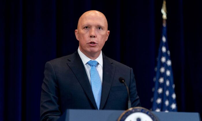 O Ministro da Defesa australiano, Peter Dutton, fala em entrevista coletiva com a Ministra das Relações Exteriores australiana Marise Payne, o Secretário de Estado dos EUA, Antony Blinken, e o Secretário de Defesa dos EUA Lloyd Austin no Departamento de Estado em Washington, DC em 16 de setembro de 2021 (Andrew Harnik / POOL / AFP)