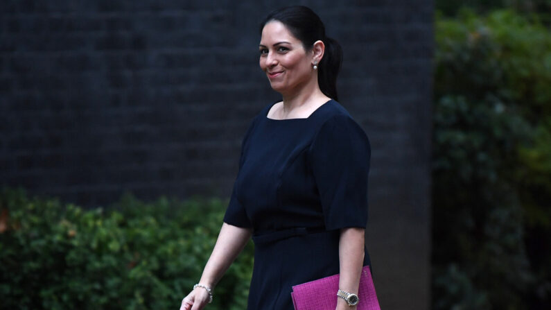 A secretária do Interior da Grã-Bretanha, Priti Patel, chega a Downing Street para uma reunião de gabinete no centro de Londres em 27 de outubro de 2021 antes do anúncio do orçamento anual do governo (Foto por DANIEL LEAL-OLIVAS / AFP via Getty Images)