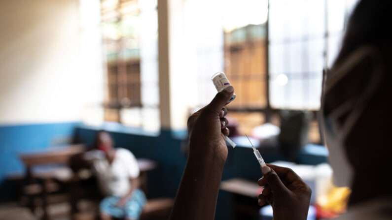 Uma enfermeira prepara a segunda dose da vacina AstraZeneca, em 29 de setembro de 2021, em Kampala, Uganda (Luke Dray / Getty Images)