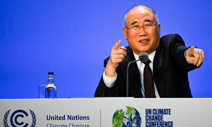 Emissário especial da China para o clima, Xie Zhenhua, se pronuncia durante declaração conjunta da China e dos EUA sobre ações climáticas, no 11º dia da conferência sobre mudanças climáticas COP26 na SEC em Glasgow, Escócia, em 10 de novembro de 2021 (Jeff J Mitchell / Getty Images)
