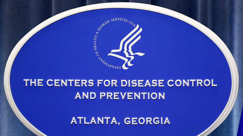 Placa com o logotipo dos Centros de Controle e Prevenção de Doenças, no Tom Harkin Center for Global Communications, em 5 de outubro de 2014 em Atlanta, Geórgia (Kevin C. Cox / Getty Images)