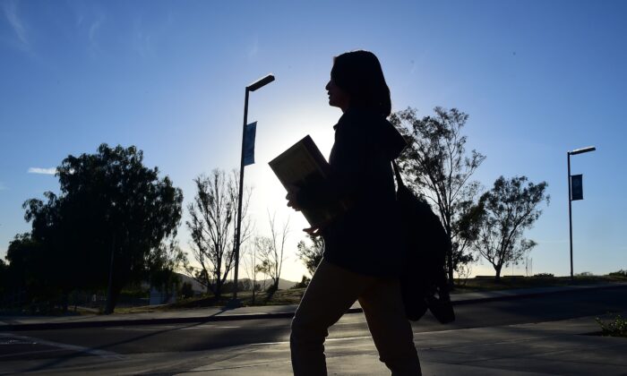 Nesta foto de arquivo, um aluno entra no campus de uma escola da Califórnia em 23 de março de 2016 (Frederic J. Brown / AFP via Getty Images)