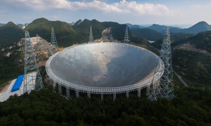 Radiotelescópio Esférico de Abertura de Quinhentos metros (FAST) em Pingtang, na província de Guizhou, sudoeste da China, em 24 de setembro de 2016 (STR / AFP via Getty Images)

