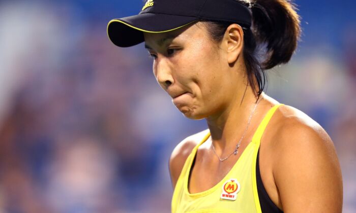 Peng Shuai, da China, observa sua partida contra Agnieszka Radwanska, da Polônia, no Dia 7 do Aberto de Connecticut em Yale, New Haven, Connecticut, no dia 24 de agosto de 2017 (Maddie Meyer / Getty Images)
