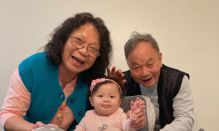 Em tempos mais felizes: Sun Ng de Hong Kong com sua esposa e sua nova neta bebê em outubro de 2021 antes de seu diagnóstico para a COVID-19 (foto cortesia de Man Kwan Ng)
