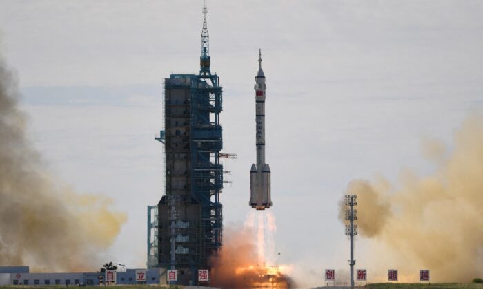 Um foguete porta-aviões Longa Marcha-2F, transportando a espaçonave Shenzhou-12 e uma tripulação de três astronautas, decola do Centro de Lançamento de Satélites de Jiuquan no deserto de Gobi, no noroeste da China, em 17 de junho de 2021. Esta é a primeira missão tripulada a Nova estação espacial da China. (Greg Baker / AFP via Getty Images)