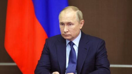 Rússia exportará vacina nasal contra COVID-19 tomada por Putin