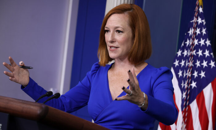 A secretária de imprensa da Casa Branca, Jen Psaki, recorre aos repórteres durante a coletiva de imprensa diária na Sala Brady Press Briefing na Casa Branca em Washington, DC, em 27 de outubro de 2021. (Chip Somodevilla / Getty Images)