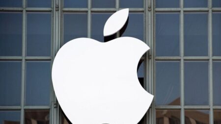 Apple suspende vendas de seu produtos na Rússia; Ford encerra operações