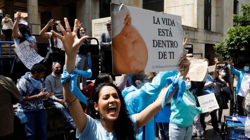 Manifestantes pró-vida participam de protesto contra a descriminalização do aborto, em frente à sede do Tribunal Constitucional hoje em Bogotá (Colômbia) (EFE / Carlos Ortega)