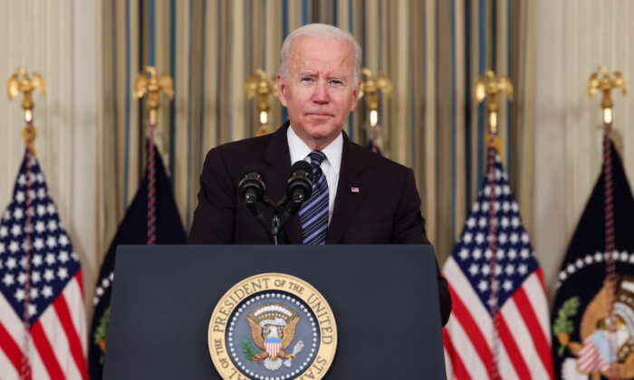 Presidente Joe Biden observa enquanto faz comentários sobre o relatório de empregos de outubro na Casa Branca em Washington, no dia 5 de novembro de 2021 (Evelyn Hockstein / Reuters)
