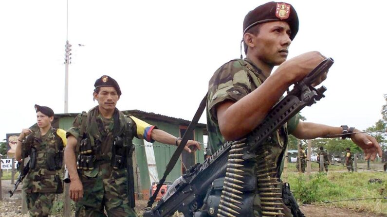 Nesta foto de arquivo, tirada em fevereiro de 2001, guerrilheiros das Forças Armadas Revolucionárias da Colômbia (FARC) protegem o local das negociações entre Manuel Marulanda, o chefe rebelde marxista das FARC, e o então presidente colombiano Andrés Pastrana (Luis Acosta / AFP via Getty Images)