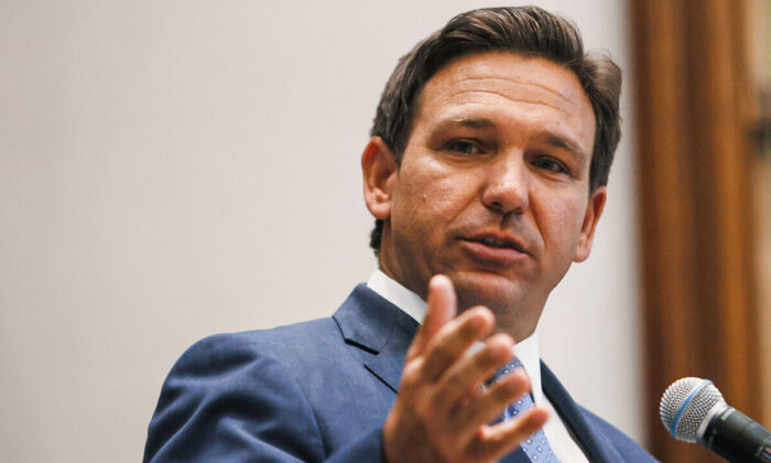 Governador da Flórida, Ron DeSantis, fala durante uma coletiva de imprensa na Shul of Bal Harbour em Surfside, Flórida, em 14 de junho de 2021 (Joe Raedle / Getty Images)