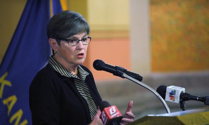 A Governadora do Kansas, Laura Kelly, se pronuncia durante um evento no parlamento em Topeka. Kan., em 21 de abril de 2021 (John Hanna / AP Photo)
