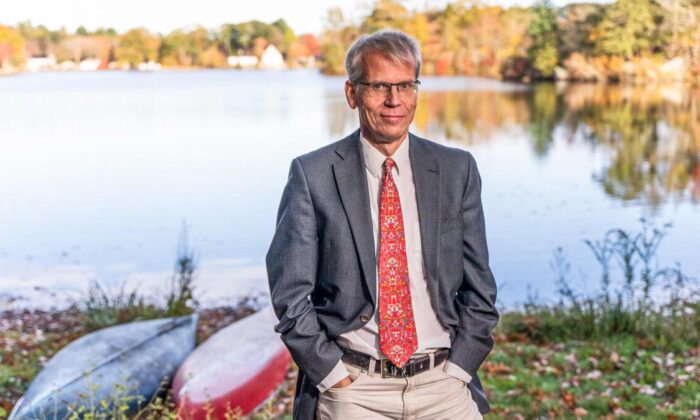 Dr. Martin Kulldorff, professor de medicina da Universidade de Harvard, é visto em Connecticut em 23 de outubro de 2021. (York Du/The Epoch Times)