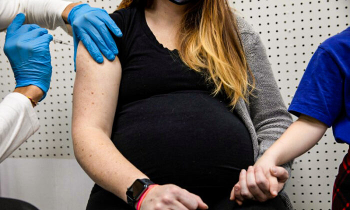 FOTO DE ARQUIVO: Uma mulher grávida recebe uma vacina contra aCOVID-19 na Skippack Pharmacy em Schwenksville, Pensilvânia, EUA, 11 de fevereiro de 2021 REUTERS / Hannah Beier /foto de arquivo