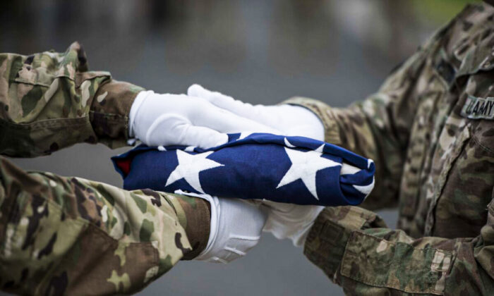 Soldados dos EUA com a Defense POW / MIA Accounting Agency (DPAA) transferem cores durante uma cerimônia de desenterramento no Cemitério Memorial Nacional do Pacífico, em Honolulu, no Havaí, no dia 3 de abril de 2017 (Foto do Corpo de Fuzileiros Navais dos EUA por Sgt. Lauren Falk)