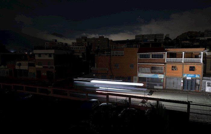 Fotografia de longa exposição mostrando uma rua no meio da falta de energia na madrugada de 17 de dezembro de 2021, em Caracas (Venezuela) (EFE / RAYNER PEÑA R) 
