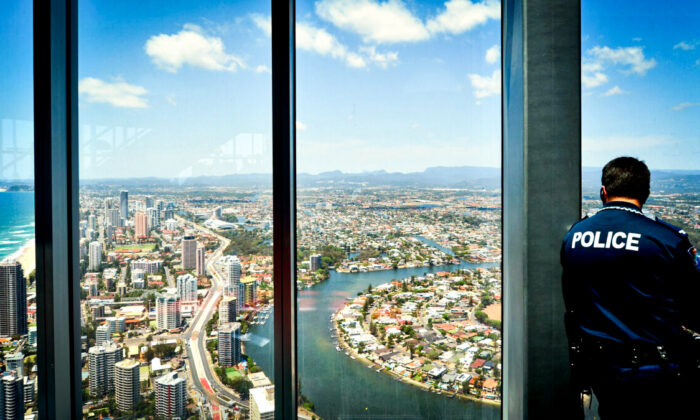 Policial no SkyPoint Observation Deck em Gold Coast, na Austrália, no dia 14 de novembro de 2014
