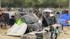 Haitianos processam governo Biden por ‘tratamento racista’ no campo de fronteira de Del Rio