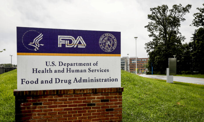 Placa em frente à sede da Food and Drug Administration (FDA), em White Oak, no dia 29 de agosto de 2020 (Andrew Kelly / Reuters)