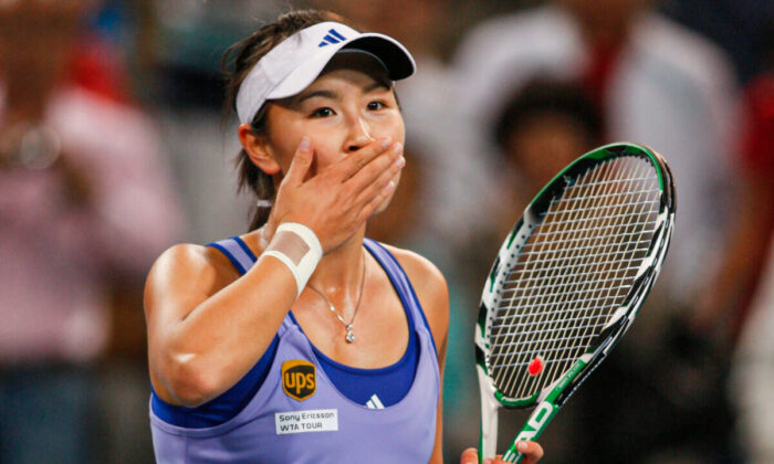 A tenista chinesa Peng Shuai reage durante uma partida de tênis em Pequim, na China, no dia 6 de outubro de 2009 (AP Photo / Ng Han Guan) 
