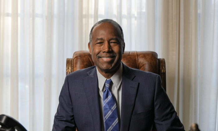 Dr. Ben Carson, ex-secretário de Habitação e Desenvolvimento Urbano dos Estados Unidos, na Virgínia, no dia 7 de dezembro de 2021 (York Du / Epoch Times) 
