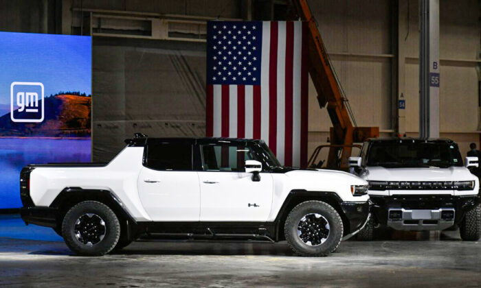 Veículos elétricos GMC Hummer são vistos enquanto o presidente dos EUA visita a fábrica de montagem de veículos elétricos da General Motors Factory em Detroit, no estado de Michigan, no dia 17 de novembro de 2021 (Mandel Ngan / AFP via Getty Images)