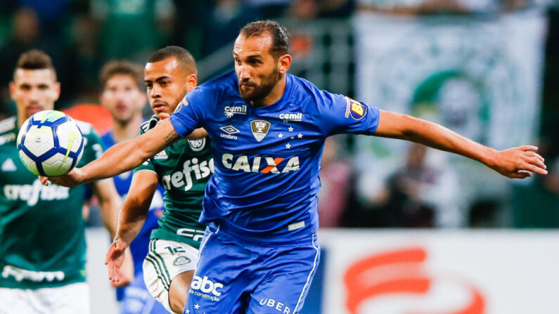 Hernán Barcos, do Cruzeiro, em ação durante a partida contra o Palmeiras pela Copa do Brasil 2018, no Estádio Allianz Parque, no dia 12 de setembro de 2018, em São Paulo, Brasil. (Alexandre Schneider / Getty Images) 
