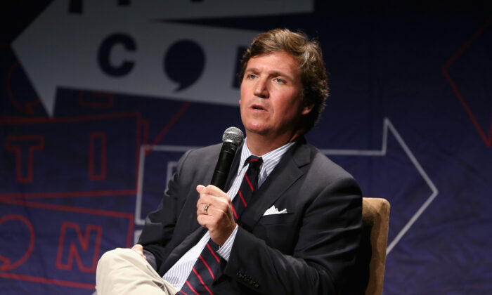 O apresentador da Fox News, Tucker Carlson, fala no palco durante o Politicon 2018 no Los Angeles Convention Center em 21 de outubro de 2018 (Rich Polk / Getty Images for Politicon)