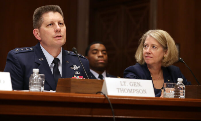 David Thompson (à esquerda), que era então subcomandante do Comando Espacial da Força Aérea dos Estados Unidos, testemunhou perante o Subcomitê de Aviação e Espaço do Senado no Edifício de Escritórios do Senado de Dirksen, no Capitólio, em Washington, no dia 14 de maio de 2019 (Chip Somodevilla / Getty Imagens) 