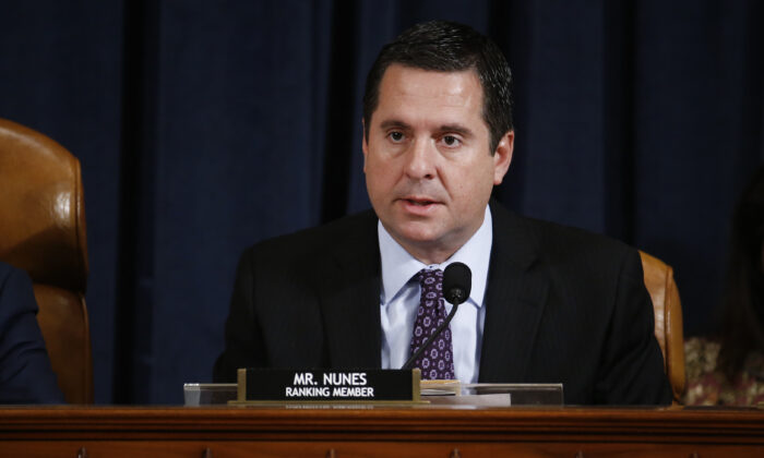 Deputado Devin Nunes, um republicano da Califórnia e membro graduado do Comitê de Inteligência da Câmara, se pronuncia durante a audiência do Comitê de Inteligência da Câmara no Capitólio, em Washington, no dia 21 de novembro de 2019 (Andrew Harrer / POOL / AFP via Getty Images)