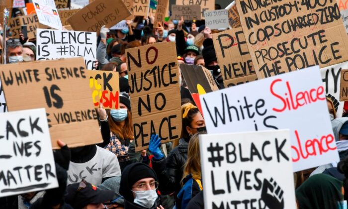 Pessoas seguram cartazes em um protesto do Black Lives Matter para expressar solidariedade aos manifestantes dos EUA em Melbourne, no dia 6 de junho de 2020 (William West / AFP via Getty Images)