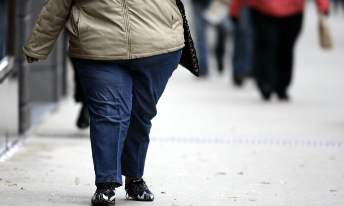 Mulher caminha pela rua na Michigan Avenue, em Chicago, Illinois, no dia 19 de outubro de 2006 (Jeff Haynes / AFP via Getty Images) 