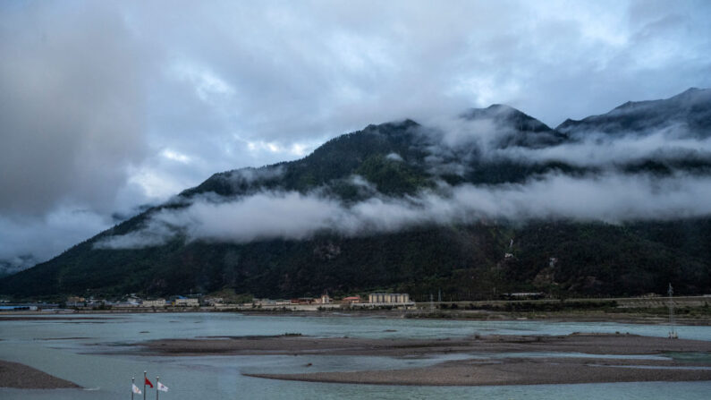 Rio Yarlung Zangbo é visto durante uma visita organizada pelo governo para jornalistas em Linzhi, região do Tibete, na China, no dia 4 de junho de 2021 (Kevin Frayer / Getty Images) 
