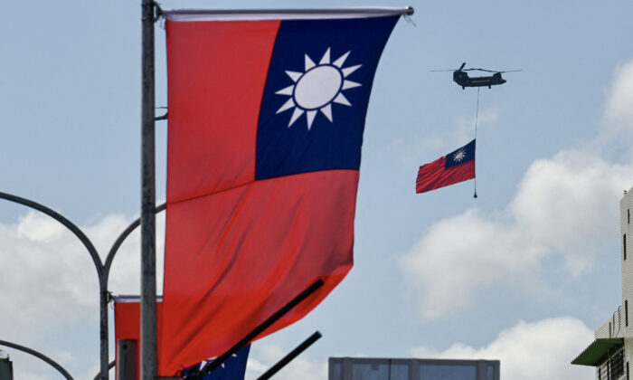 Helicóptero CH-47 Chinook carrega uma bandeira taiwanesa durante as celebrações do Dia Nacional em Taipei, no dia 10 de outubro de 2021 (Sam Yeh / AFP via Getty Images) 