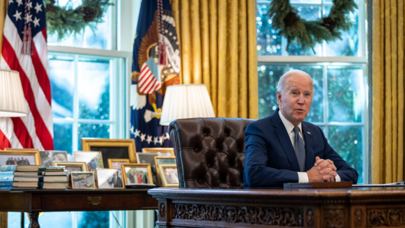 Presidente dos Estados Unidos, Joe Biden, se pronuncia antes de assinar uma ordem executiva relacionada aos serviços do governo no Salão Oval da Casa Branca, no dia 13 de dezembro de 2021, em Washington (Drew Angerer / Getty Images) 