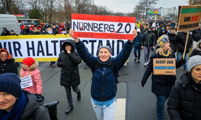 Opositores aos decretos de vacinação protestam em Nuremberg, na Alemanha, no dia 19 de dezembro de 2021 (Leonhard Simon / Getty Images)
