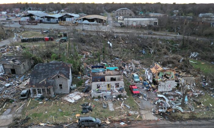 Uma vista aérea de casas e empresas destruídas por um enxame de tornados em 11 de dezembro de 2021 em Mayfield, no Kentucky. Vários tornados atingiram vários estados do meio-oeste na sexta-feira à noite, causando destruição generalizada e deixando várias pessoas mortas (Scott Olson / Getty Images) 