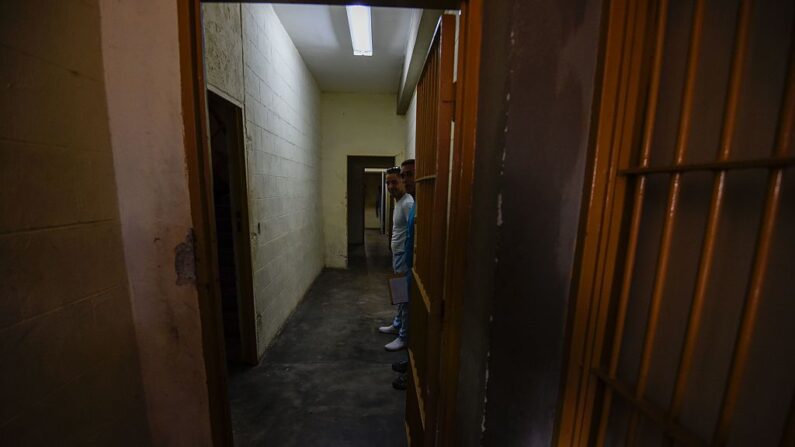 Presos são vistos em um setor do presídio El Rodeo, em Guatire, a 20 km de Caracas (Venezuela), no dia 1º de julho de 2016 (Juan Barreto / AFP via Getty Images) 