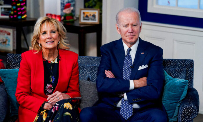 Presidente Joe Biden e a primeira-dama, Jill Biden, participam de ligações do rastreador do Papai Noel do NORAD, do South Court Auditorium, na Casa Branca no dia 24 de dezembro de 2021 (Elizabeth Frantz / Reuters)