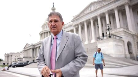 Manchin se une ao GOP para lutar contra pedido de vacinação do setor privado