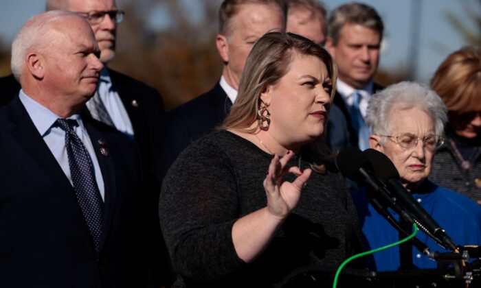 A deputada Kat Cammack (Republicana da Flórida) fala com os republicanos em uma entrevista coletiva sobre a ordem de vacinação imposta às empresas, no Capitólio dos EUA, no dia 18 de novembro de 2021, em Washington (Anna Moneymaker / Getty Images) 